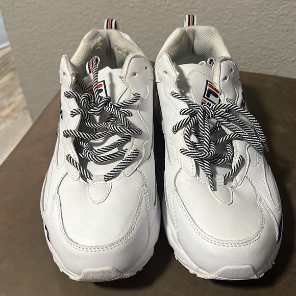 Men’s 10.5 FILA Disruptor II - Picture 2 of 5
